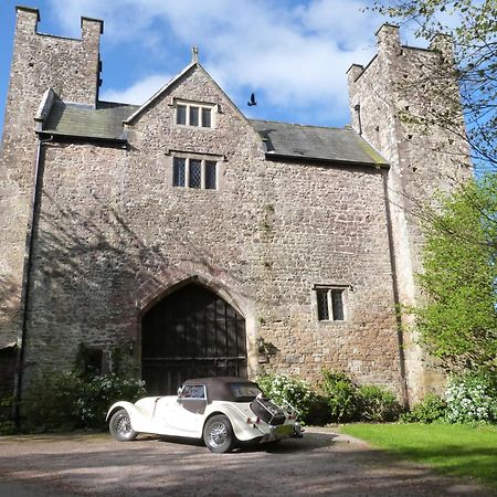 Welsh Gatehouse, Historic Castle Which Can Cater For Electric Vehicle Mathern 外观 照片