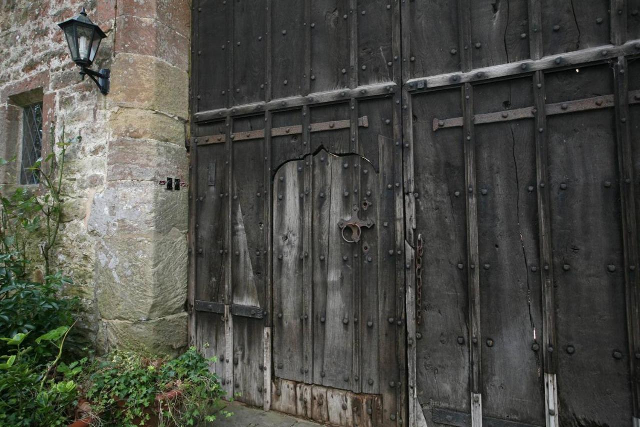 Welsh Gatehouse, Historic Castle Which Can Cater For Electric Vehicle Mathern 外观 照片