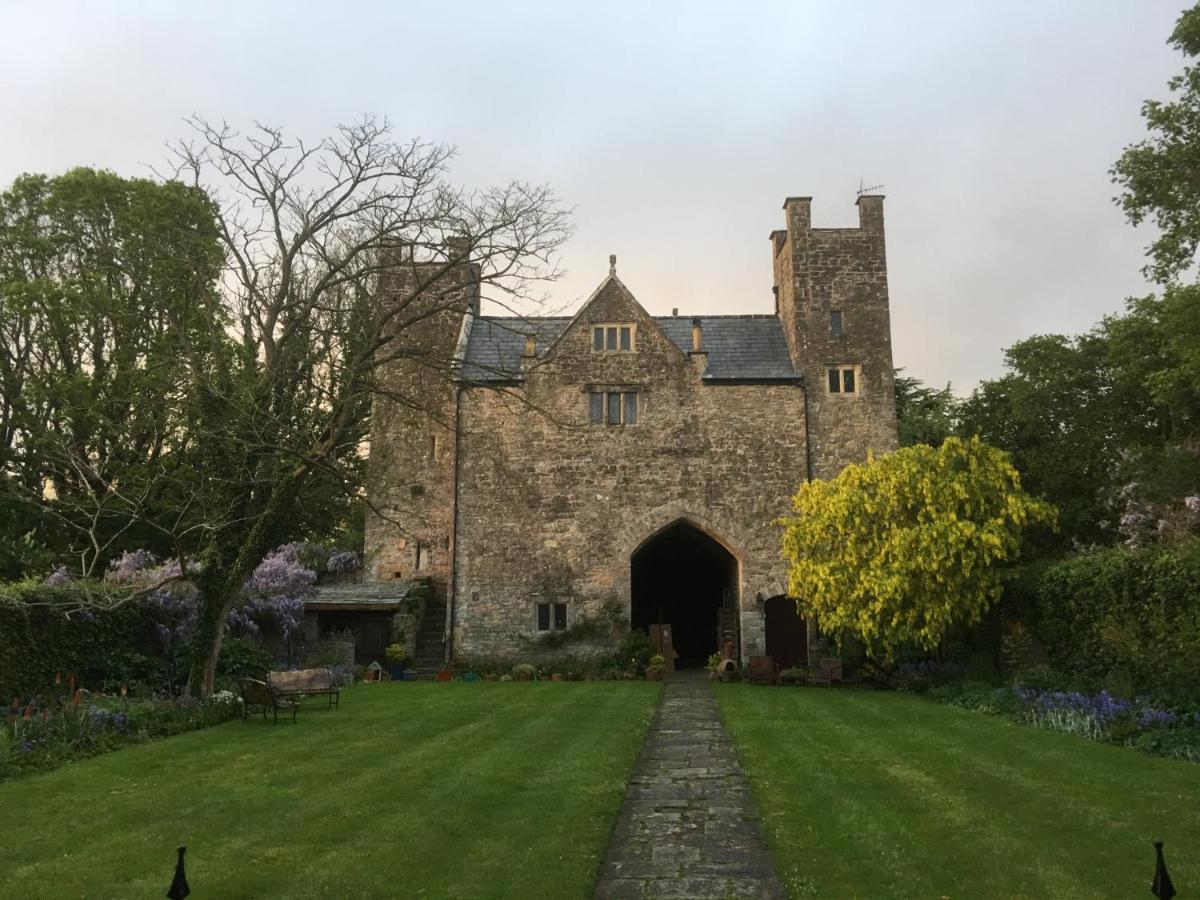 Welsh Gatehouse, Historic Castle Which Can Cater For Electric Vehicle Mathern 外观 照片