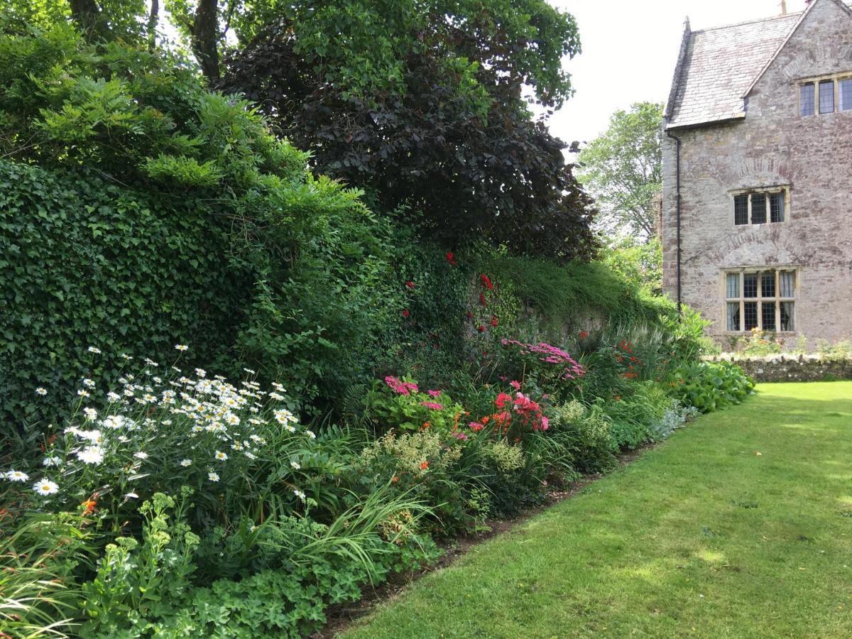Welsh Gatehouse, Historic Castle Which Can Cater For Electric Vehicle Mathern 外观 照片