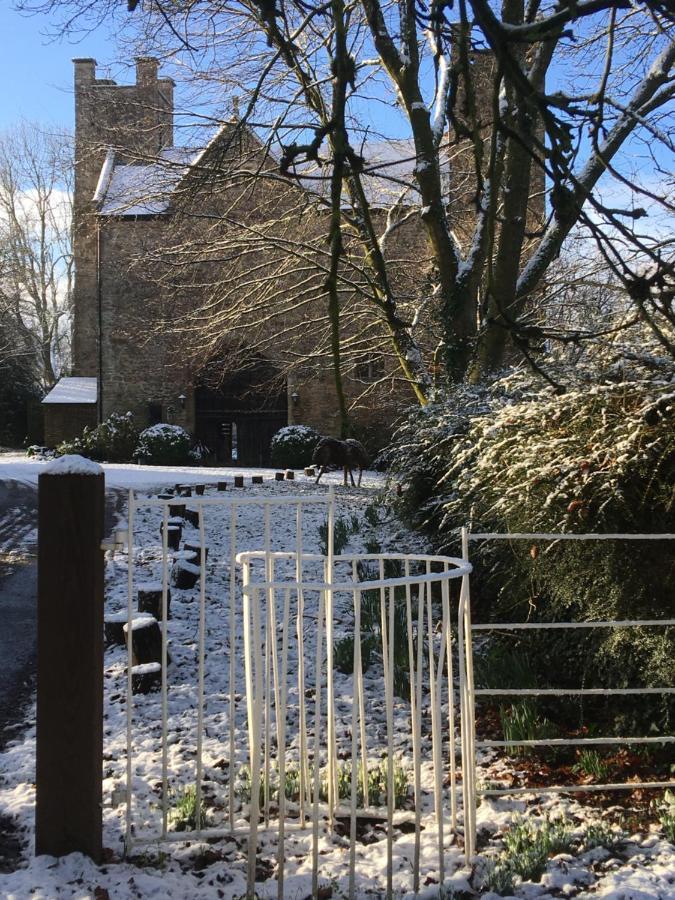 Welsh Gatehouse, Historic Castle Which Can Cater For Electric Vehicle Mathern 外观 照片