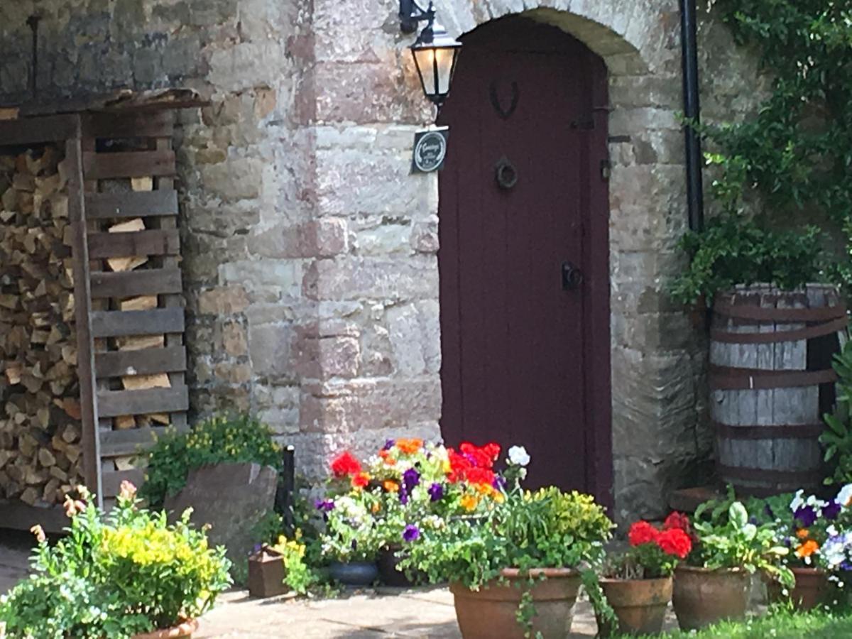 Welsh Gatehouse, Historic Castle Which Can Cater For Electric Vehicle Mathern 外观 照片