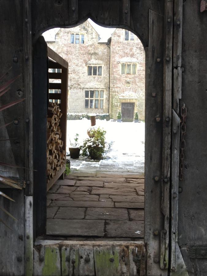 Welsh Gatehouse, Historic Castle Which Can Cater For Electric Vehicle Mathern 外观 照片