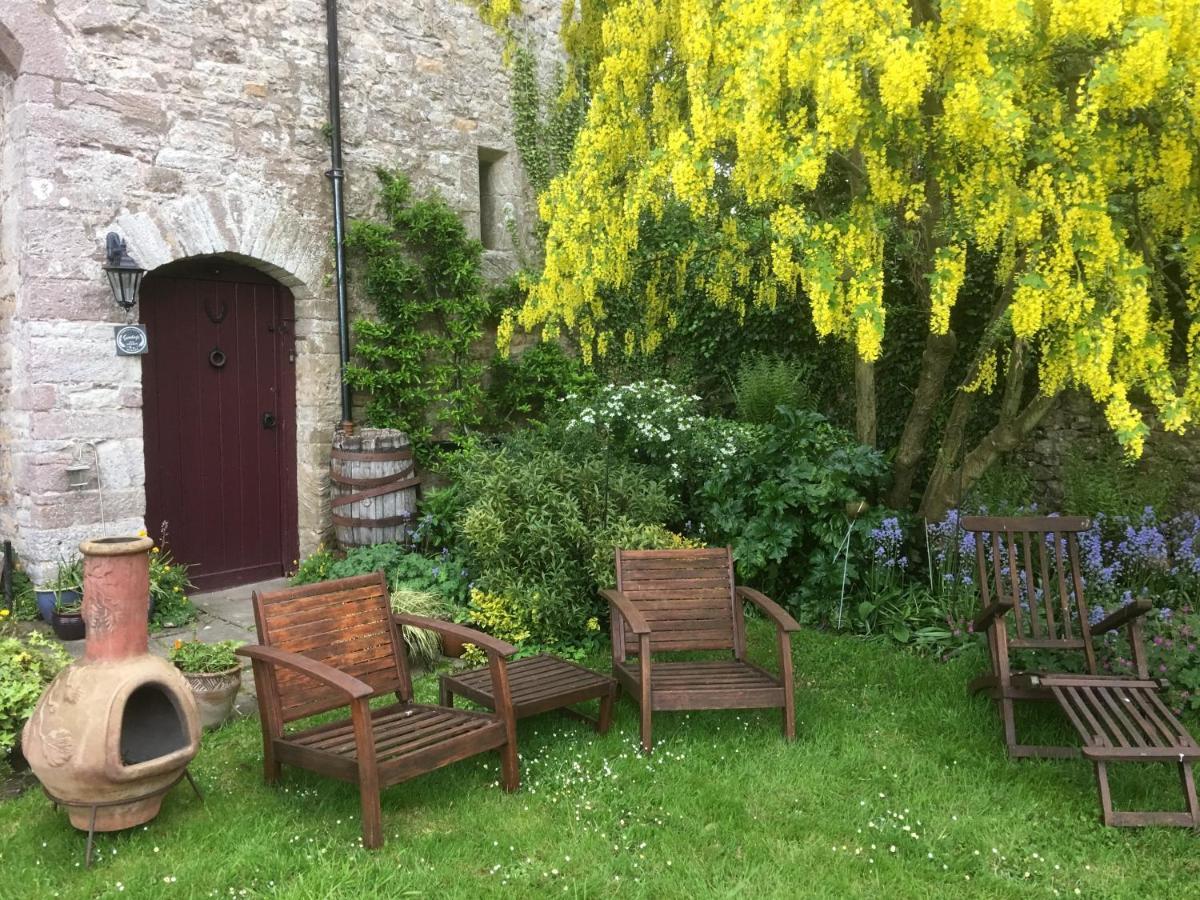 Welsh Gatehouse, Historic Castle Which Can Cater For Electric Vehicle Mathern 外观 照片
