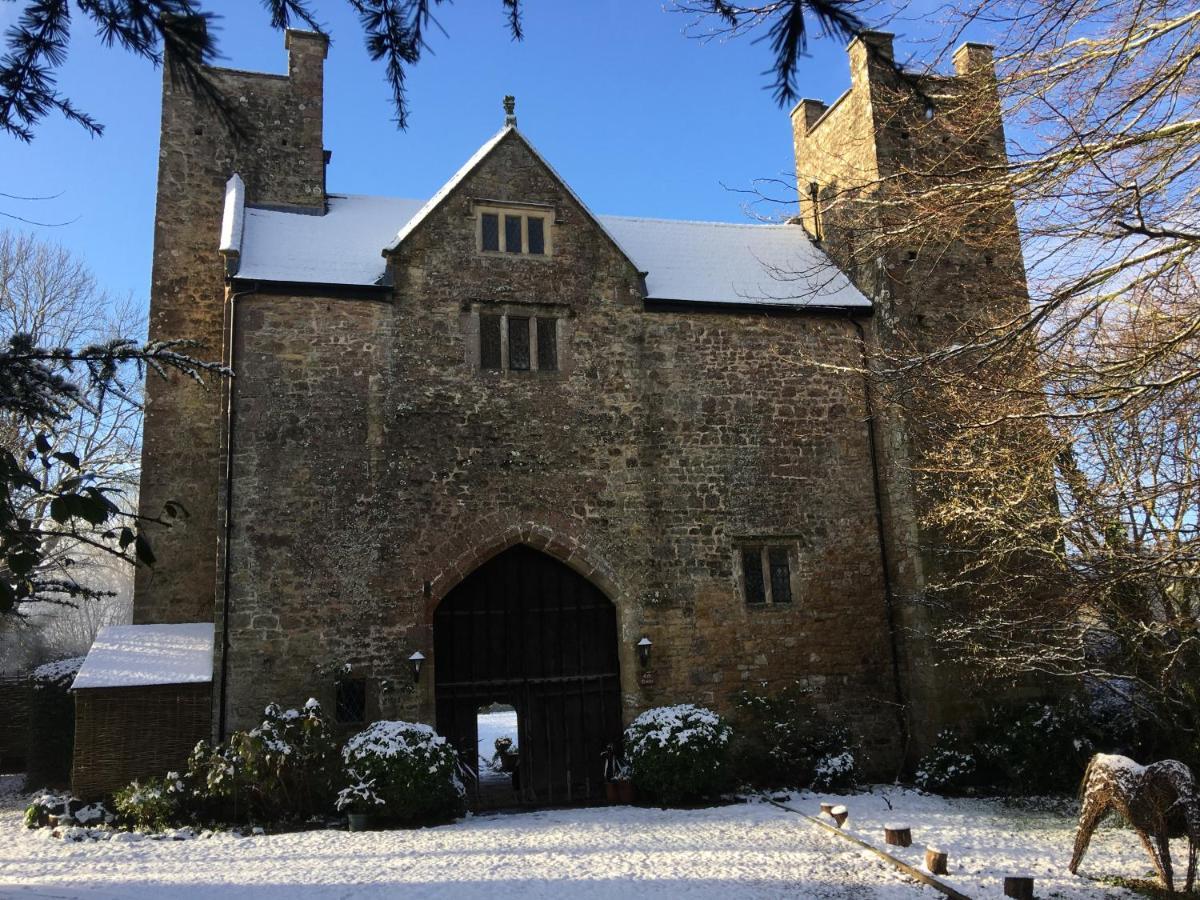Welsh Gatehouse, Historic Castle Which Can Cater For Electric Vehicle Mathern 外观 照片