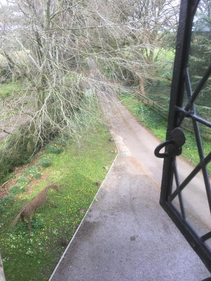 Welsh Gatehouse, Historic Castle Which Can Cater For Electric Vehicle Mathern 外观 照片