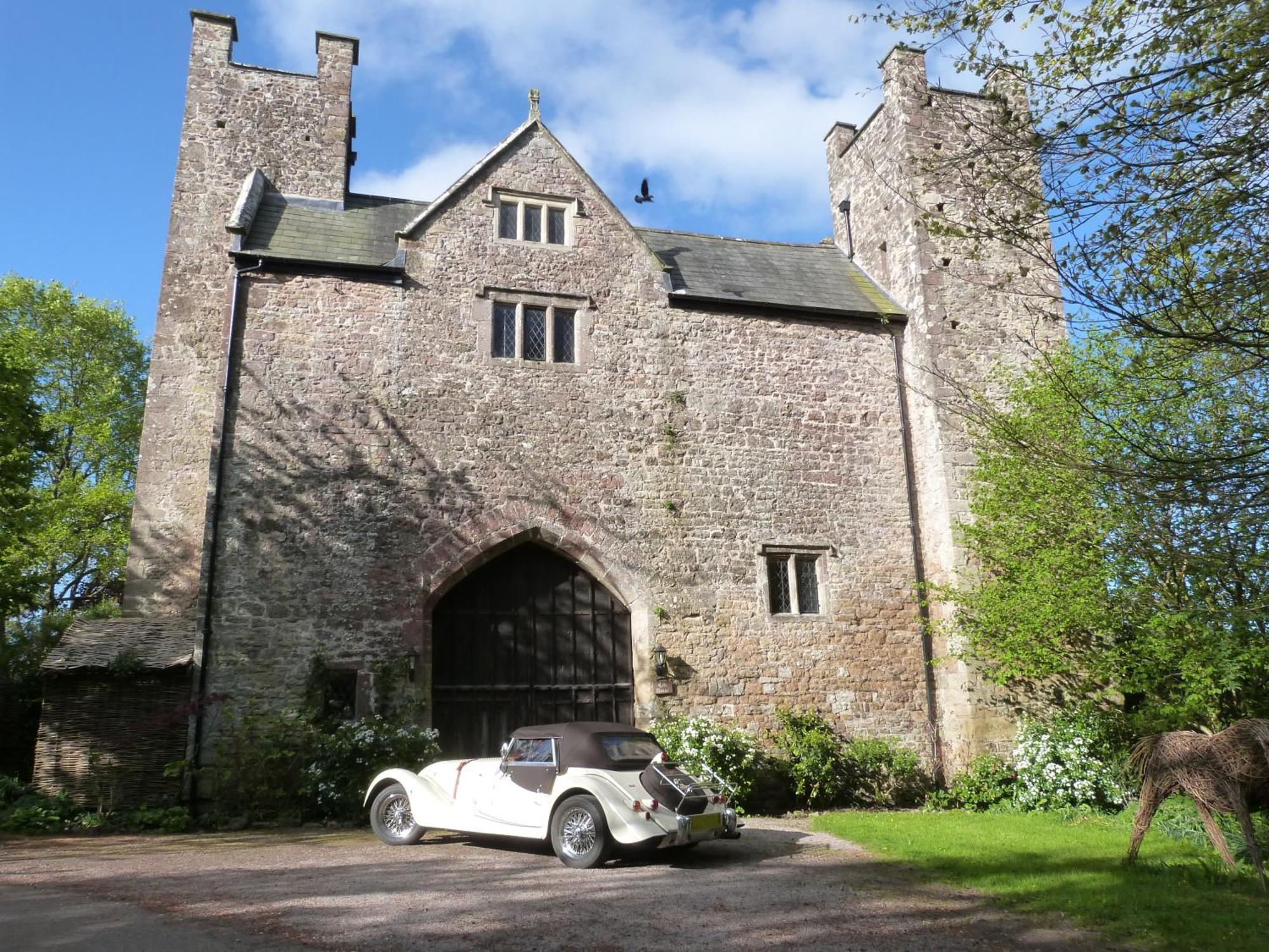 Welsh Gatehouse, Historic Castle Which Can Cater For Electric Vehicle Mathern 外观 照片