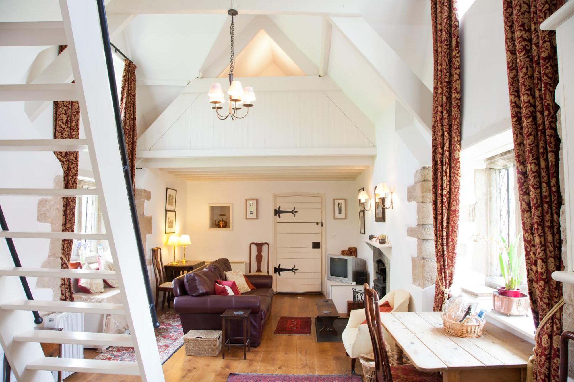 Welsh Gatehouse, Historic Castle Which Can Cater For Electric Vehicle Mathern 外观 照片